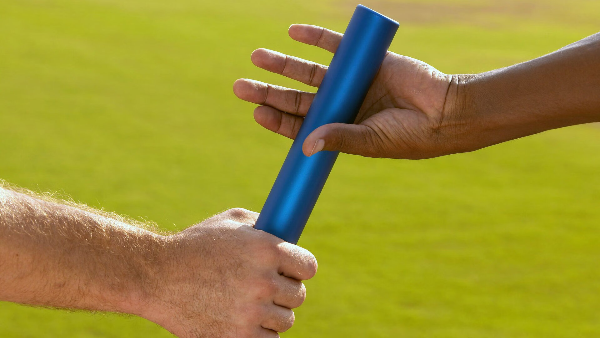 明尼苏达森林狼季后赛险胜休斯顿火箭，哈兰德砍下2记关键球，全场沸腾